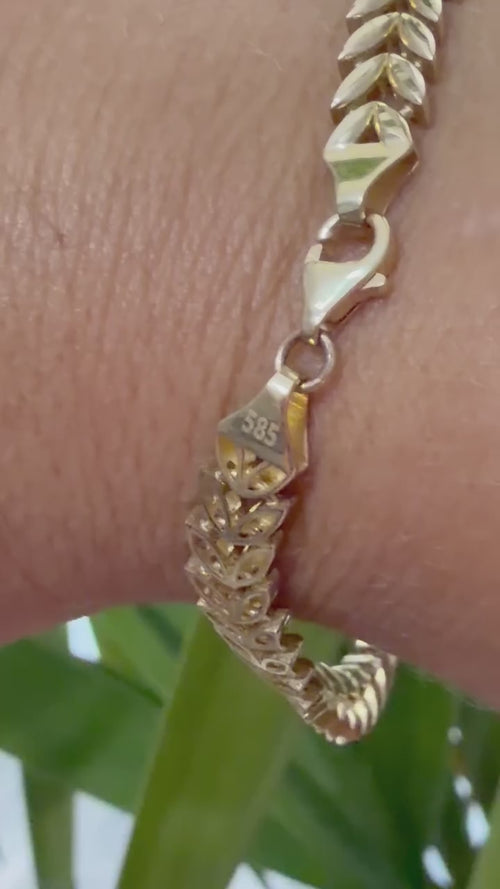 https://cdn.shopify.com/videos/c/o/v/18fb4d1cdc3240de9bb49b744fdf559a.mp4
